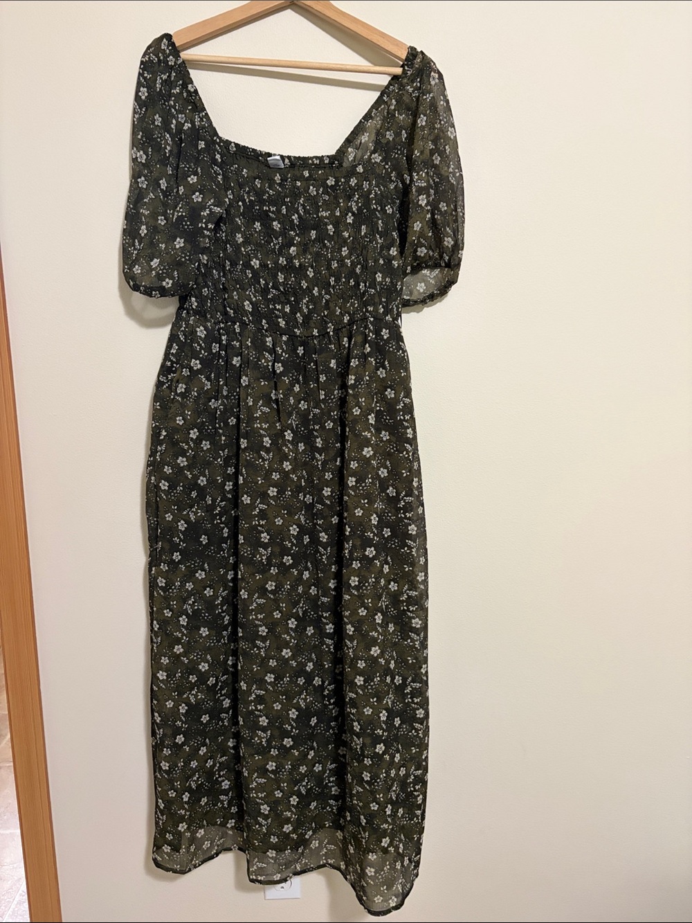 ♻️ Old Navy Olive Green Floral Maxi Dress with Puff Sleeves